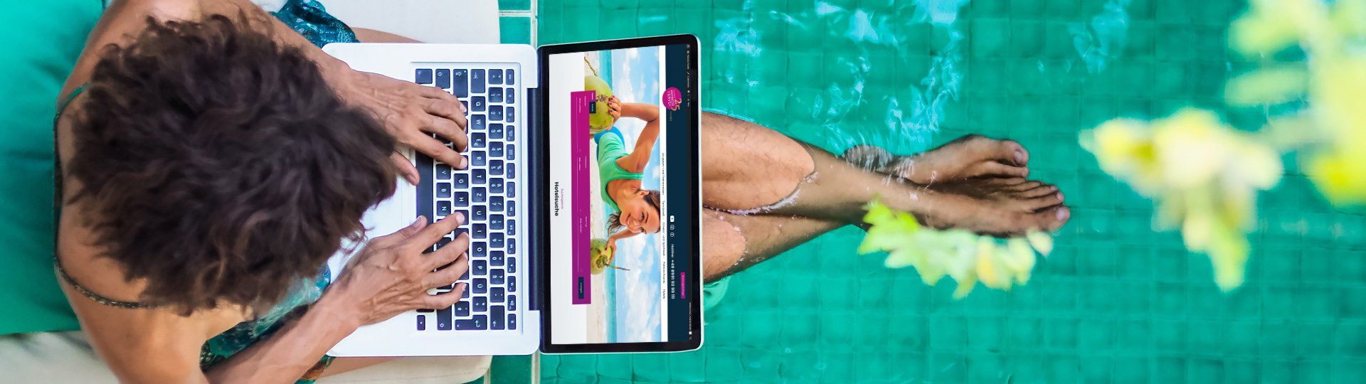 Frau mit Laptop am Pool, Füße im Wasser