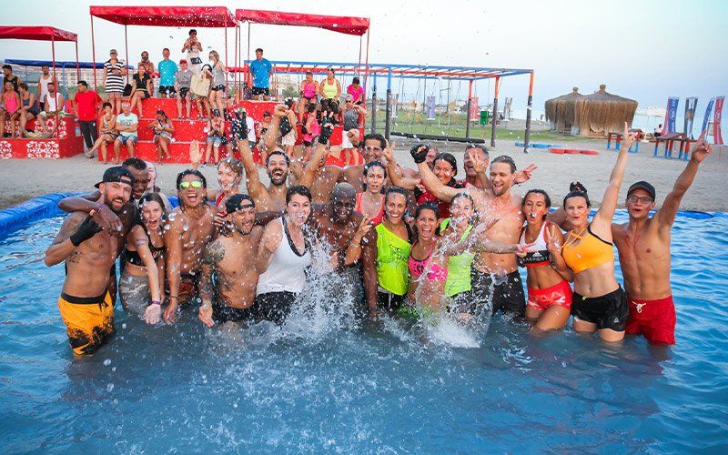 Gruppenfoto im Wasser mit Teilnehmern der Aerobic & Fitness Week 