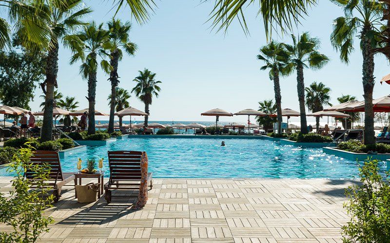 Poolbereich im Hotel Ali Bey Resort Sorgun mit Sicht auf das Meer