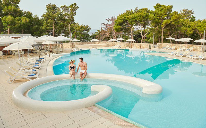 Poolbereich Bluesun Grand Hotel Elaphusa auf der Tennisinsel Brac direkt am goldenen Horn