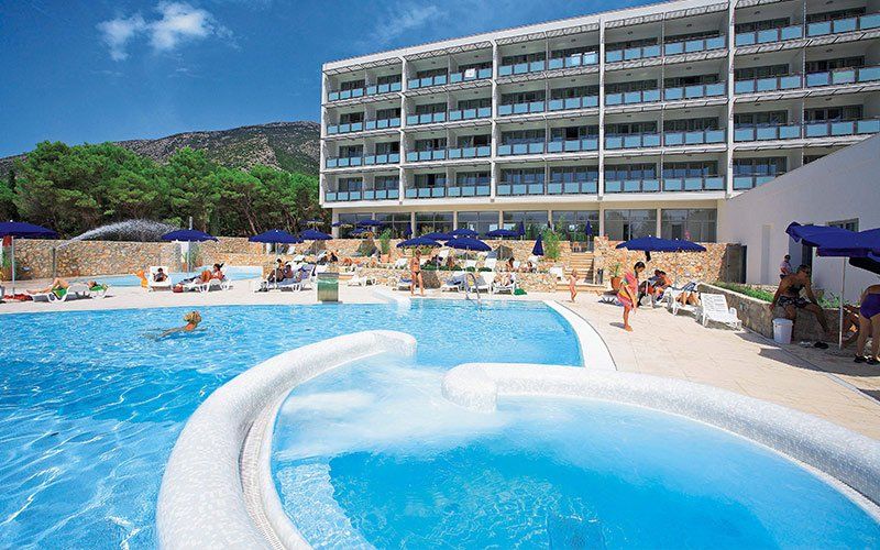 Poolbereich Bluesun Grand Hotel Elaphusa auf der Tennisinsel Brac direkt am goldenen Horn