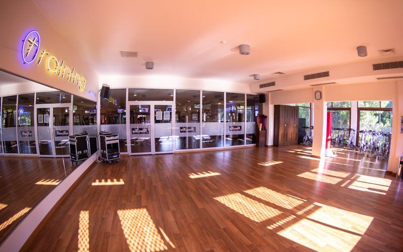 fitness-first-studio-manavgat-2 Lichtdurchfluteter Trainingsraum des Fitness First Studios Manavgat