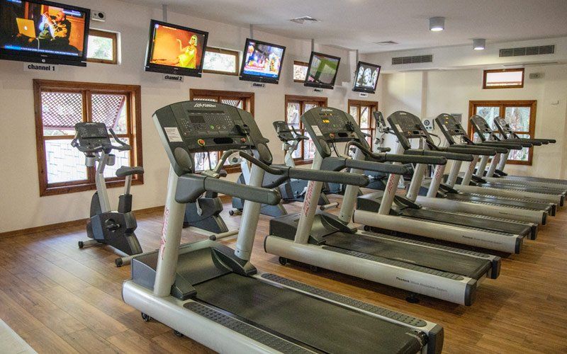 Laufbänder und Monitore im Fitness First Fitnessclubs Ali Bey Manavgat