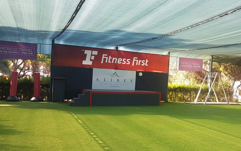 Outdoor Trainingsanlage des Fitness First Fitnessclubs Ali Bey Manavgat
