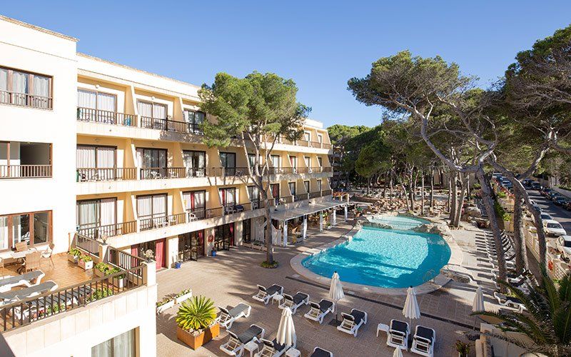 Poollandschaft vom Hotel Bella Playa & Spa Alcúdia im Norden von Mallorca