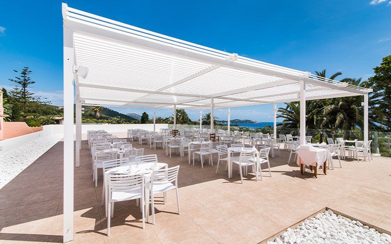 Terrasse mit Blick aufs Meer im Na Taconera Sport & Relax im Osten von Mallorca