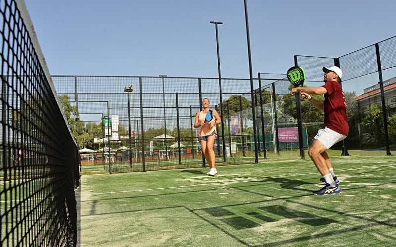 Zwei Spieler bei einem Padel Tennis Doppel