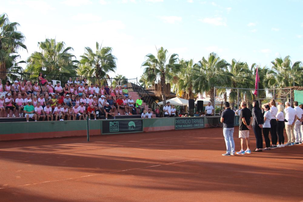 Gruppenbild Tribüne am Tennisplatz