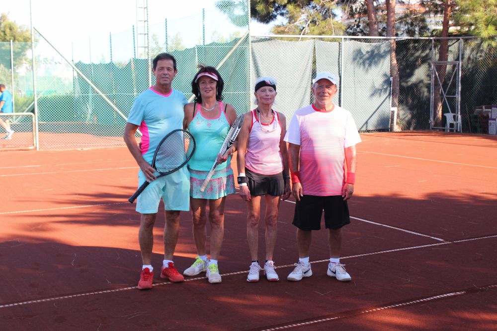 Vier Personen auf Tennisplatz Gruppenbild