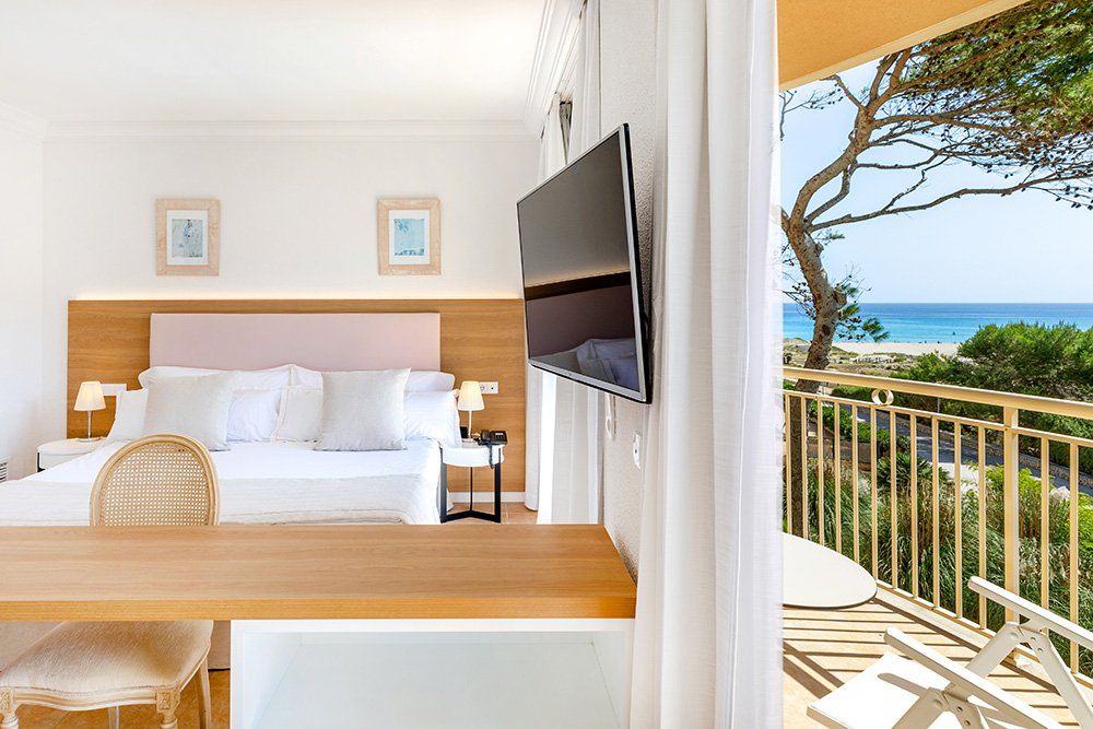 Hotelzimmer mit Balkon mit Blick auf das Meer