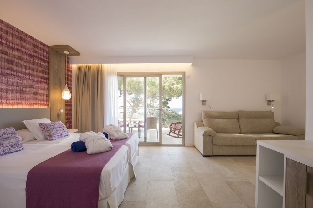 Superior Plus Doppelzimmer mit Bett, Couch und Balkon im Hotel Bella Playa
