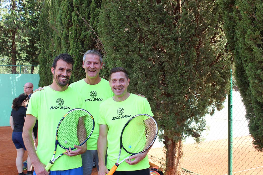 Drei Personen mit Tennisschlägern