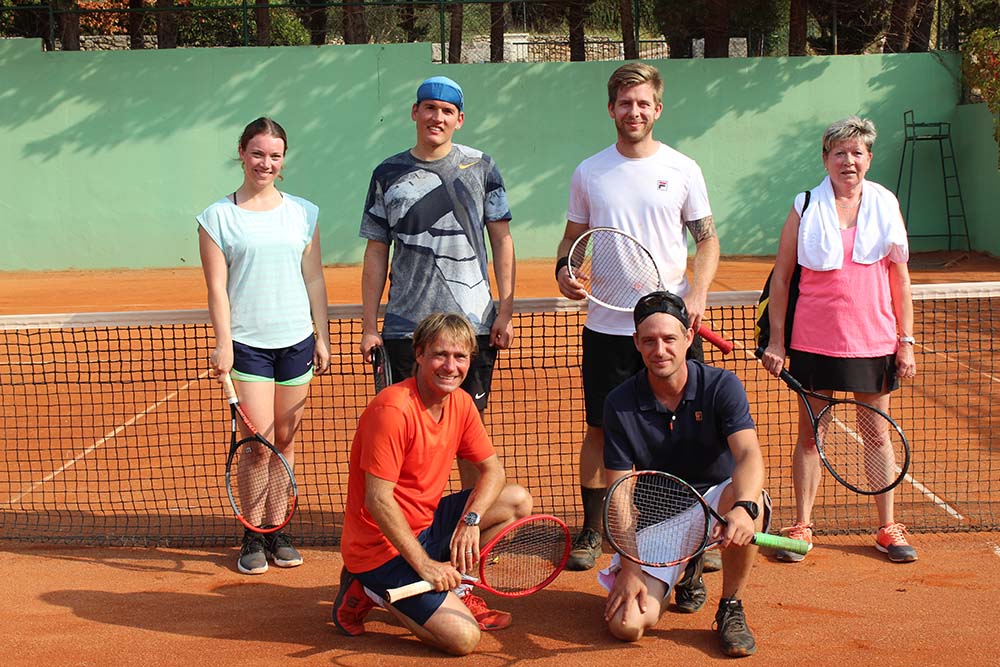 Gruppenbild auf Tennisplatz