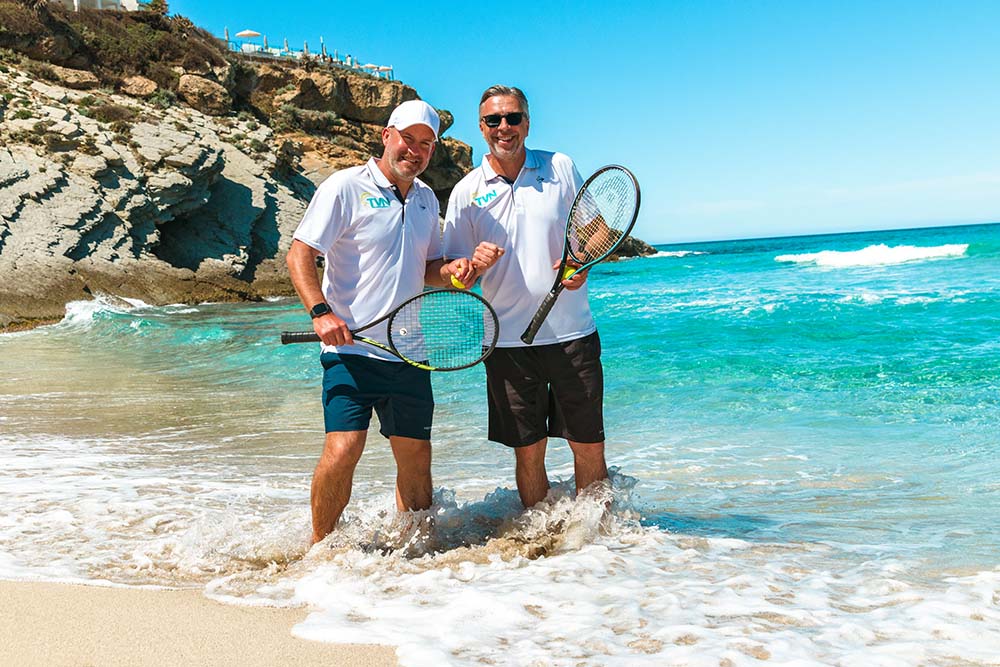 Tennistrainer im Meer