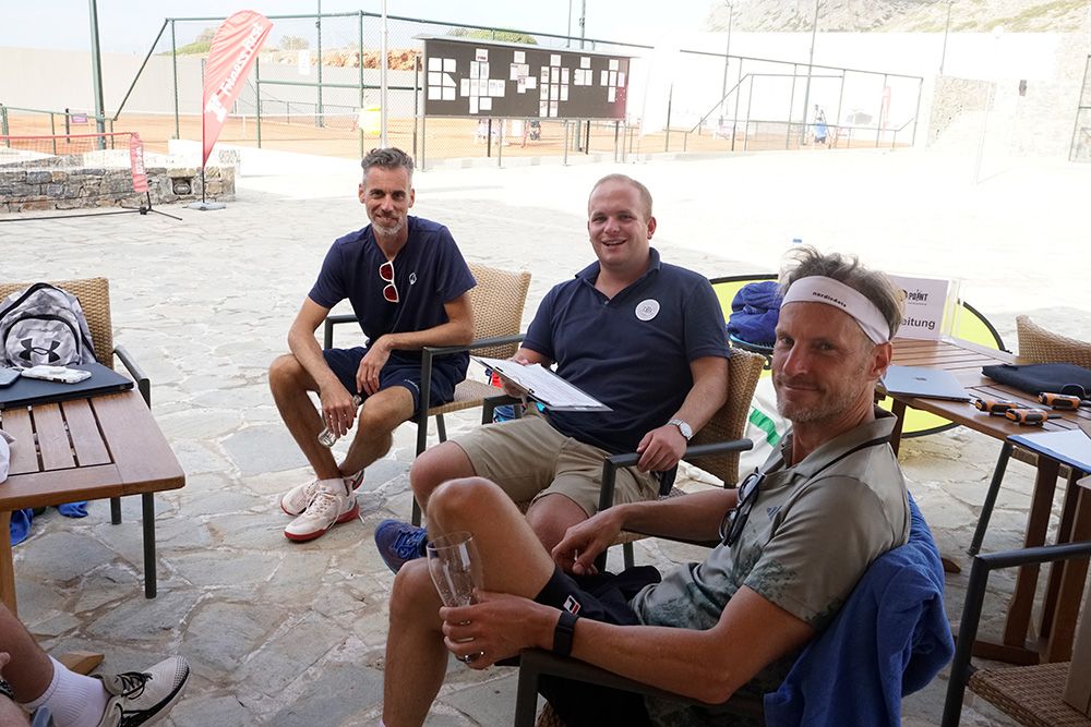 _DSC3828 Tennisbar Kreta drei Männer mit Getränk