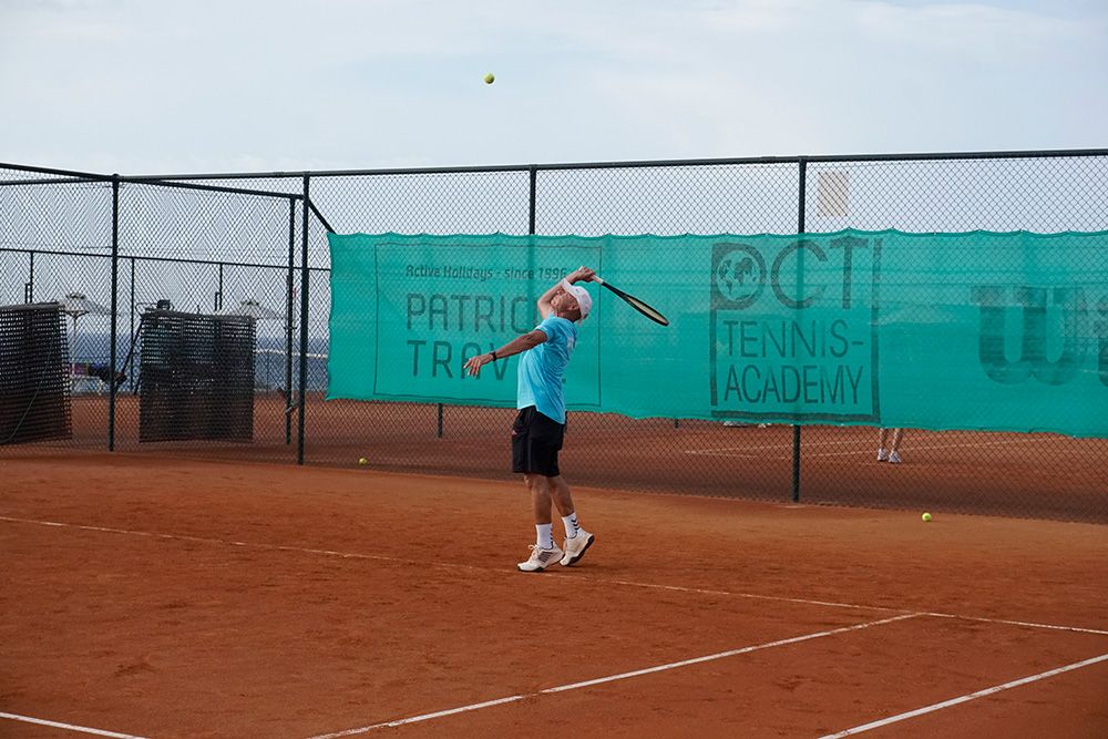 _DSC3846 Spieler beim Aufschlag auf dem Tennisplatz