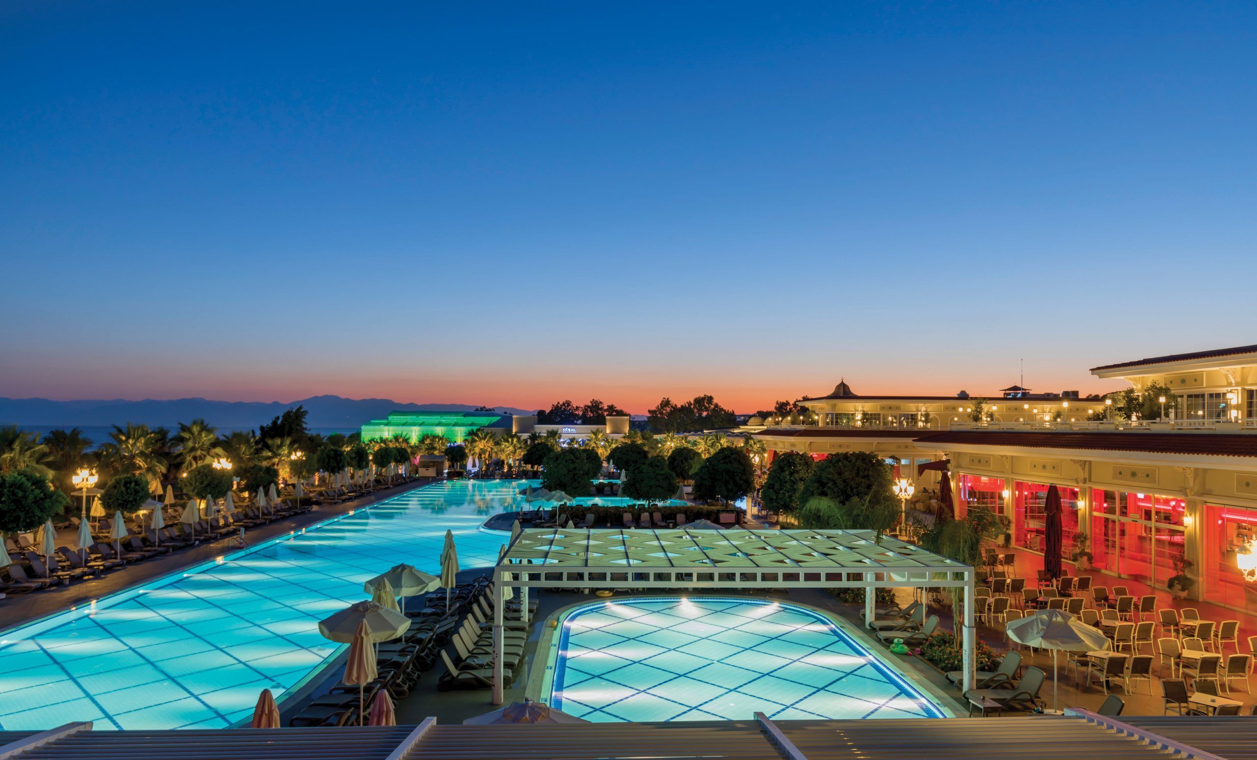 Pool bei Nacht