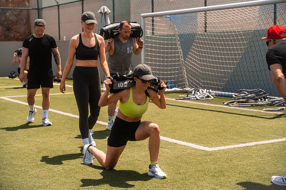 Sandbag Lunges eines Teilnehmerin